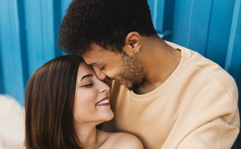 Couple heureux recevant une chanson personnalisée comme cadeau d'anniversaire de rencontre.